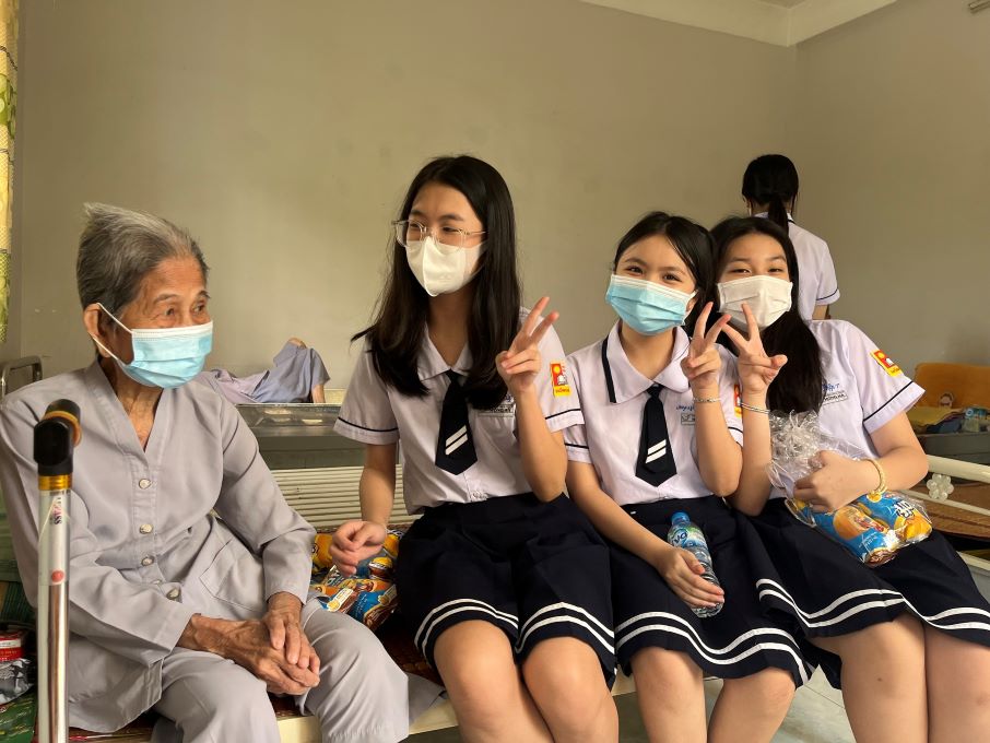 Học sinh của trường THPT Hồng Hà tới thăm viện dưỡng lão 