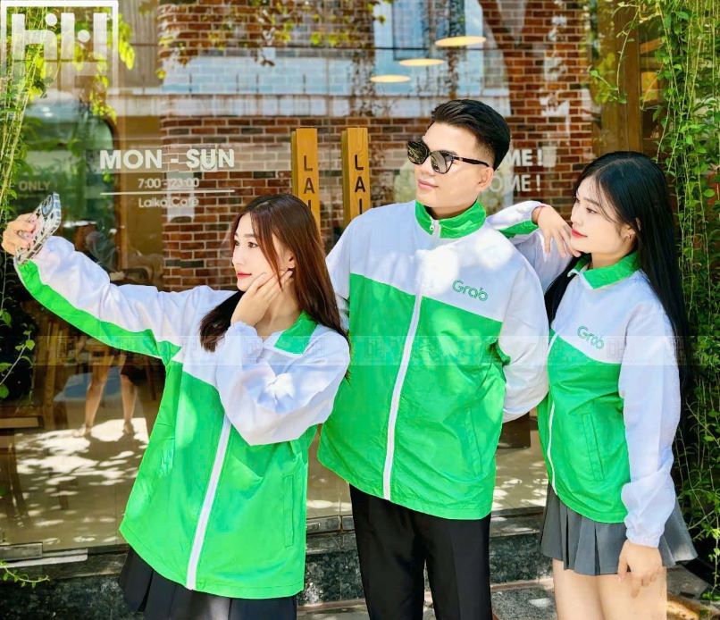 Nhân viên Grab mặc áo khoác đồng phục màu xanh lá trắng