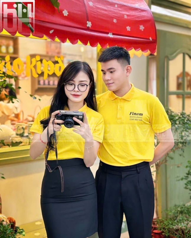 Áo polo đồng phục vàng thiết kế trẻ trung