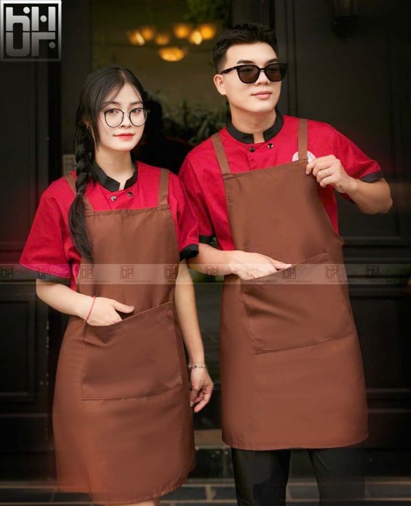 Đồng phục tạp dề nhà hàng màu nâu phối áo đỏ cho nhân viên nam nữ