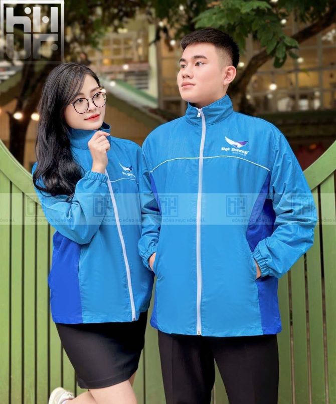 Áo gió đồng phục công ty – mẫu thiết kế màu xanh trẻ trung cho nam nữ