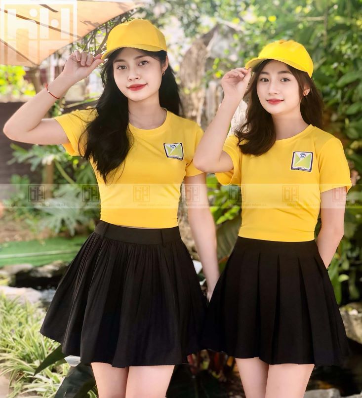 Áo đồng phục màu vàng in logo ngực trái chuyên nghiệp
