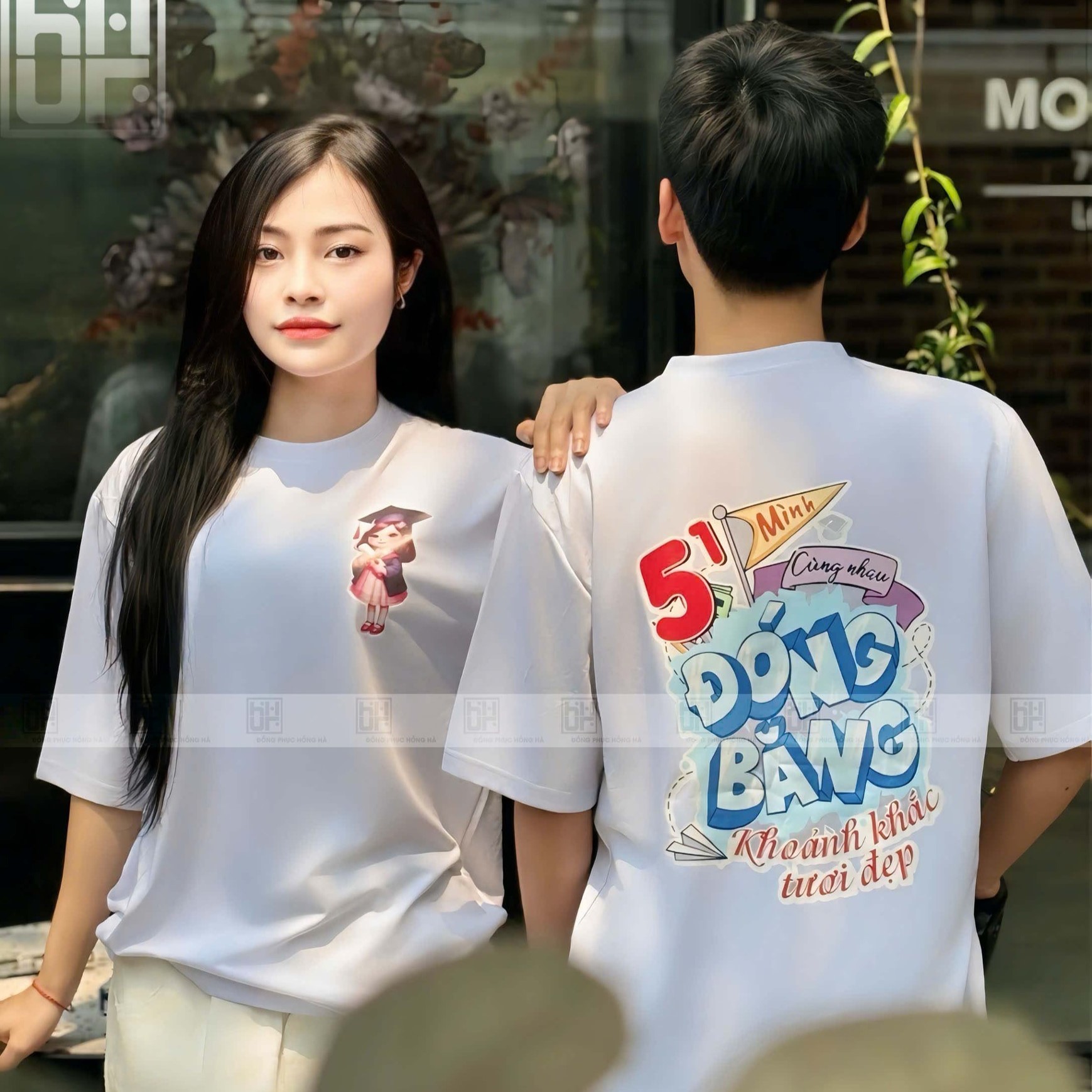 Áo lớp kỷ yếu màu trắng in slogan 51 mình cùng nhau đồng băng khoảnh khắc tuổi đẹp