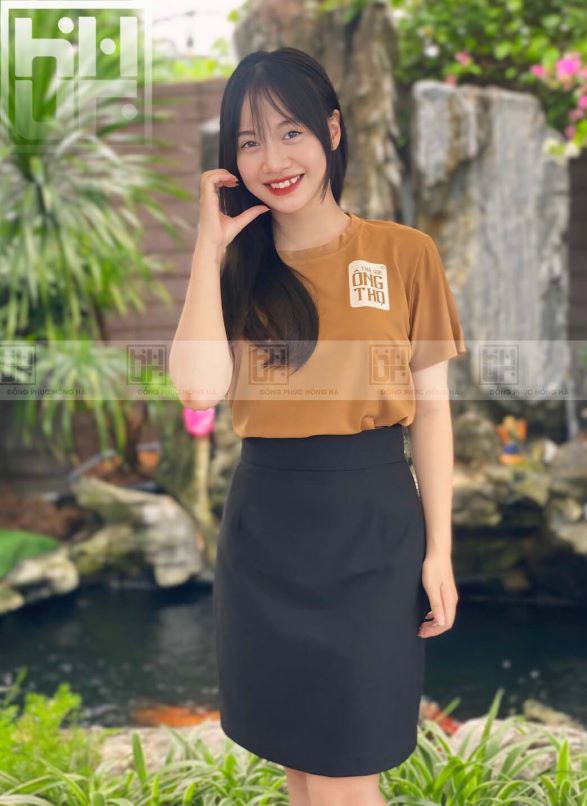 Áo thun đồng phục nữ phối chân váy thanh lịch, phù hợp spa, quán café và cửa hàng dịch vụ