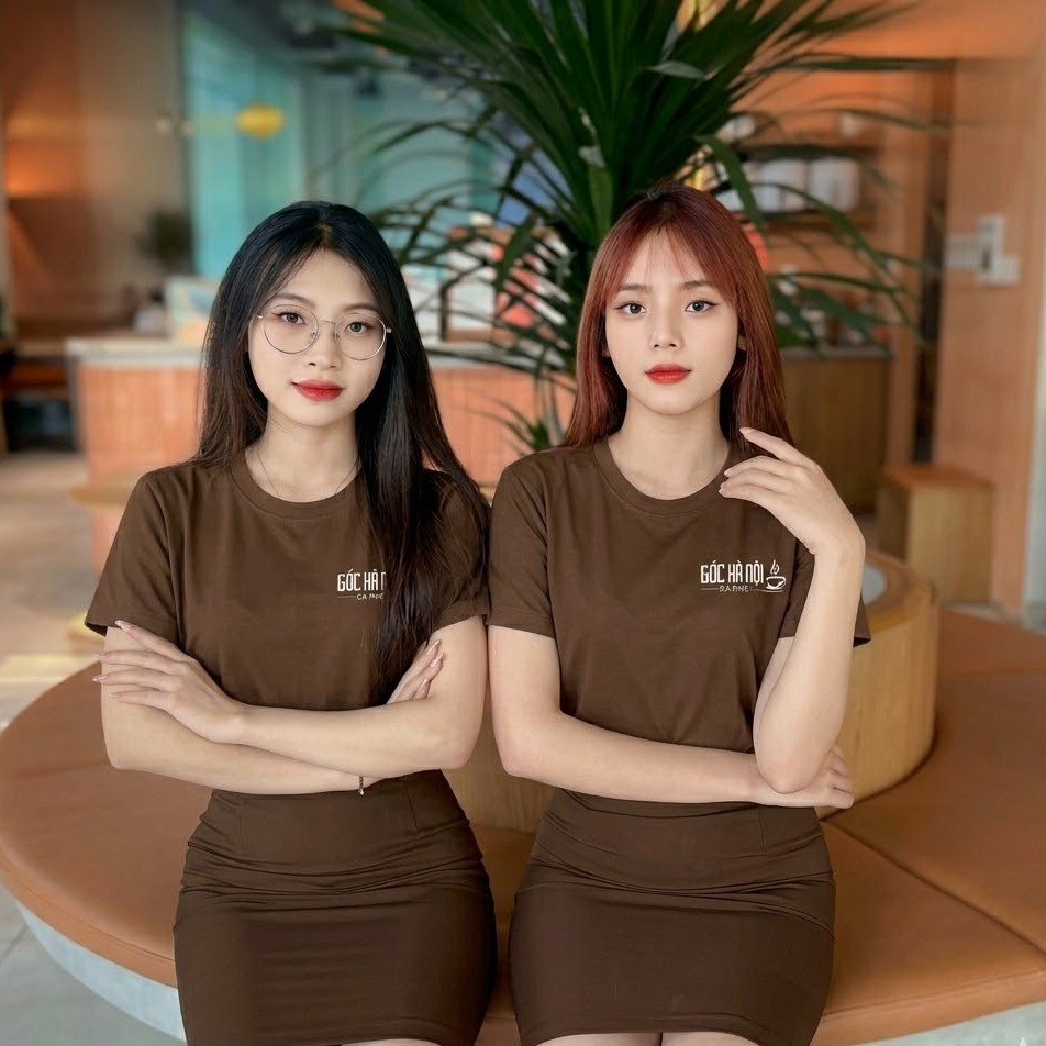     Áo thun đồng phục nâu in logo đơn giản