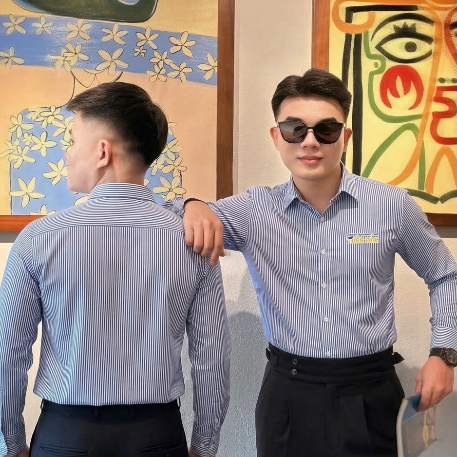    Cận cảnh mặt trước sau của mẫu áo sơ mi đồng phục 