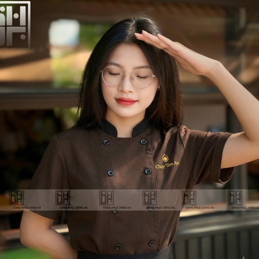 Mẫu áo bếp màu nâu đẹp, hiện đại