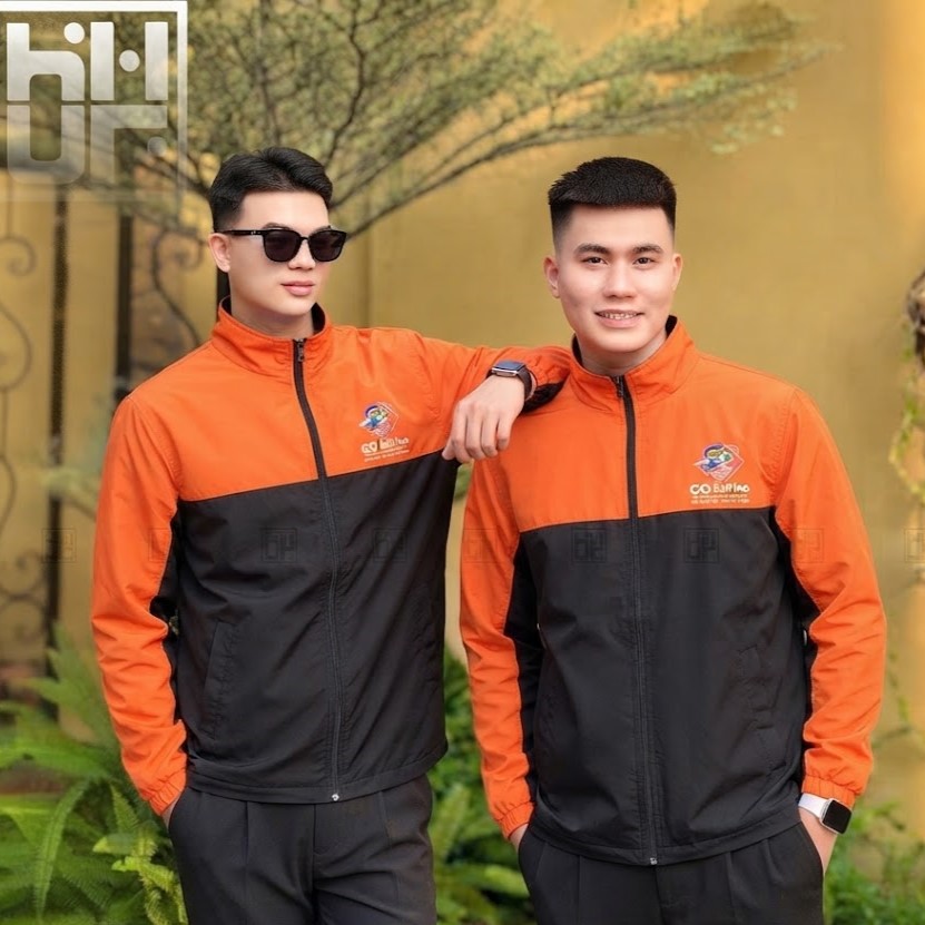 Mẫu áo khoác gió màu cam đen