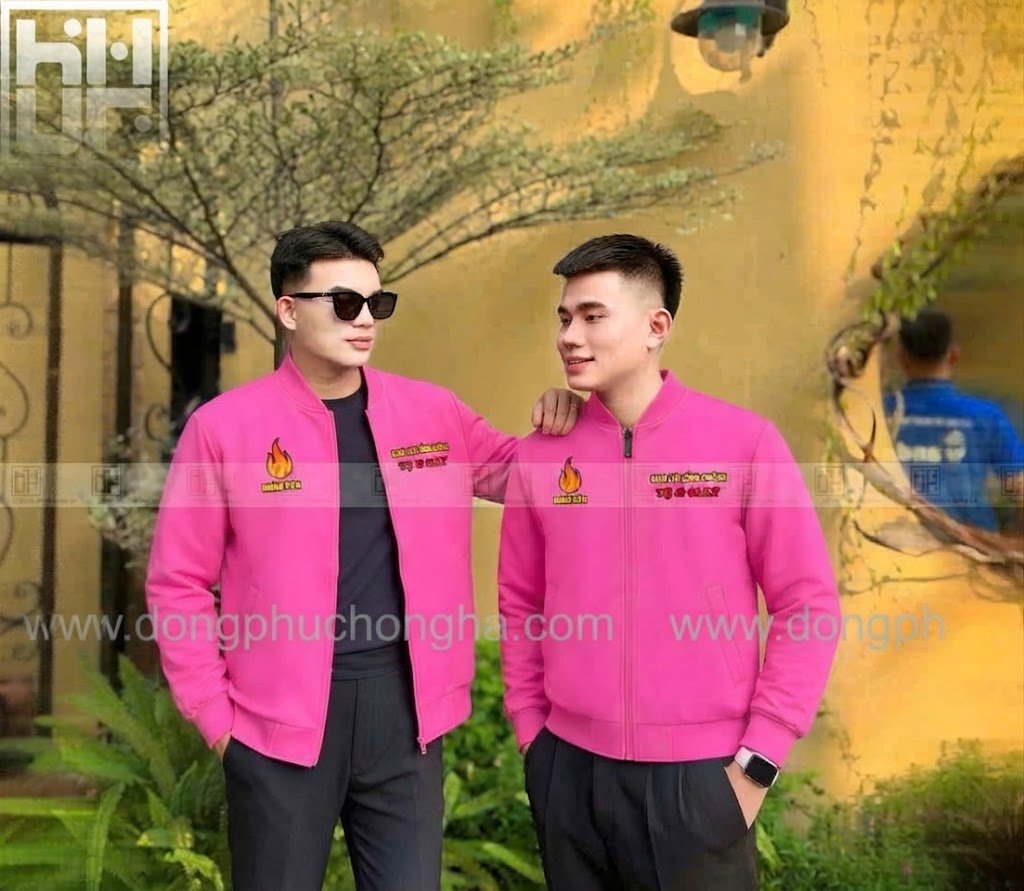 Mẫu áo khoác gió đồng phục màu hồng 