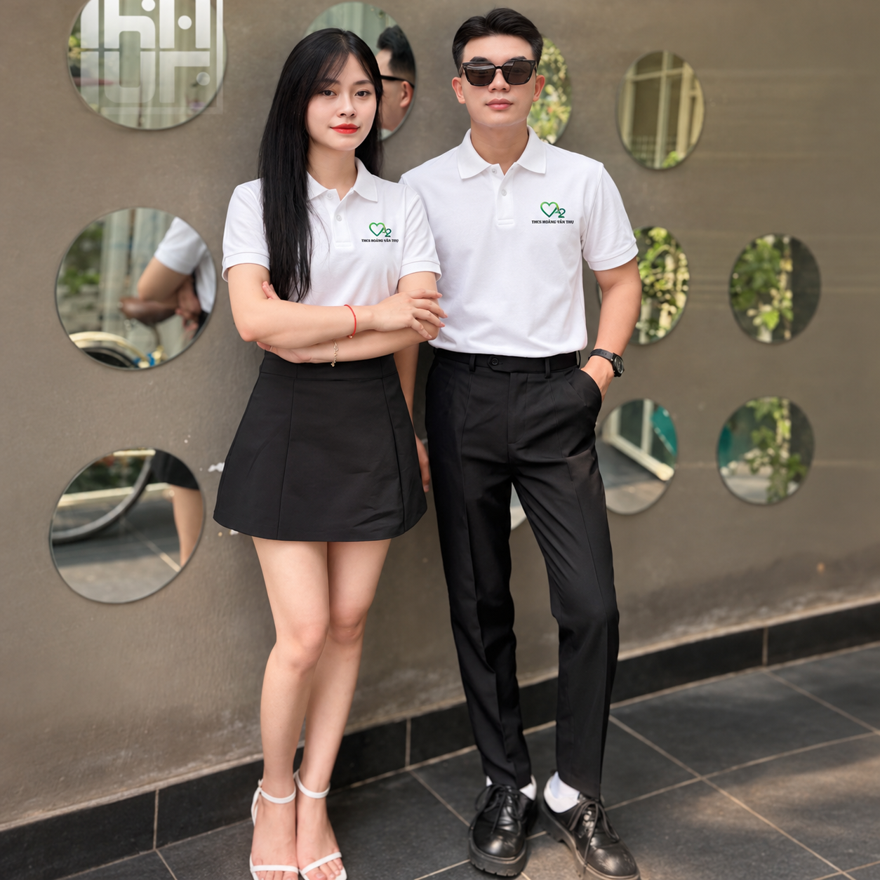 Mẫu áo polo kết hợp quần âu chân váy đen hiện đại