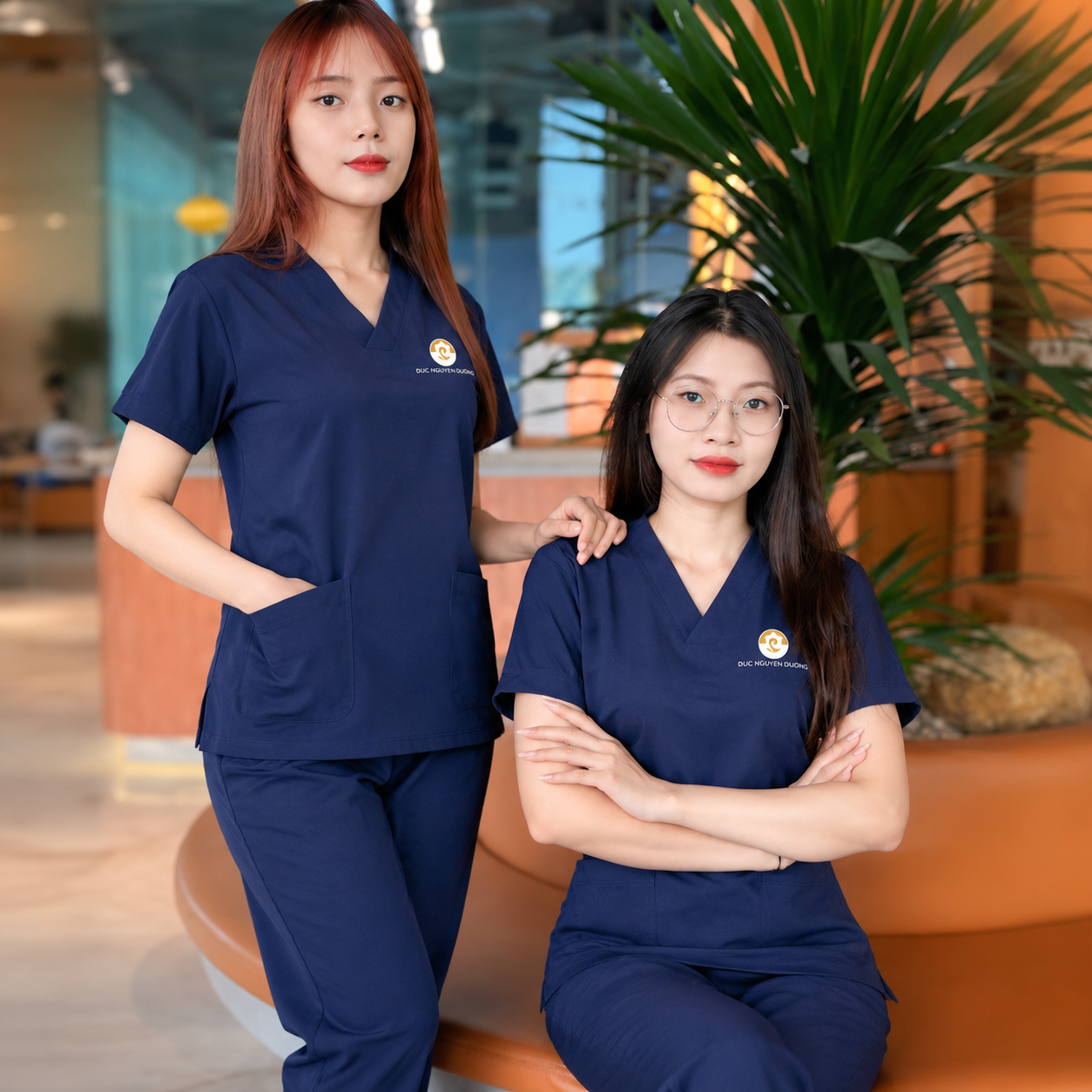 Mẫu áo scrub y tế cổ tim màu xanh navy