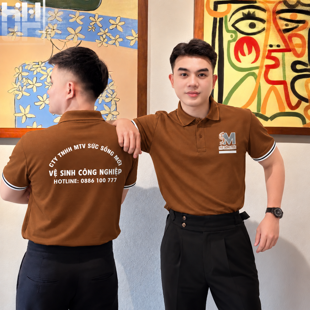 Cận cảnh logo Sức Sống Mới trên ngực áo polo đồng phục màu nâu