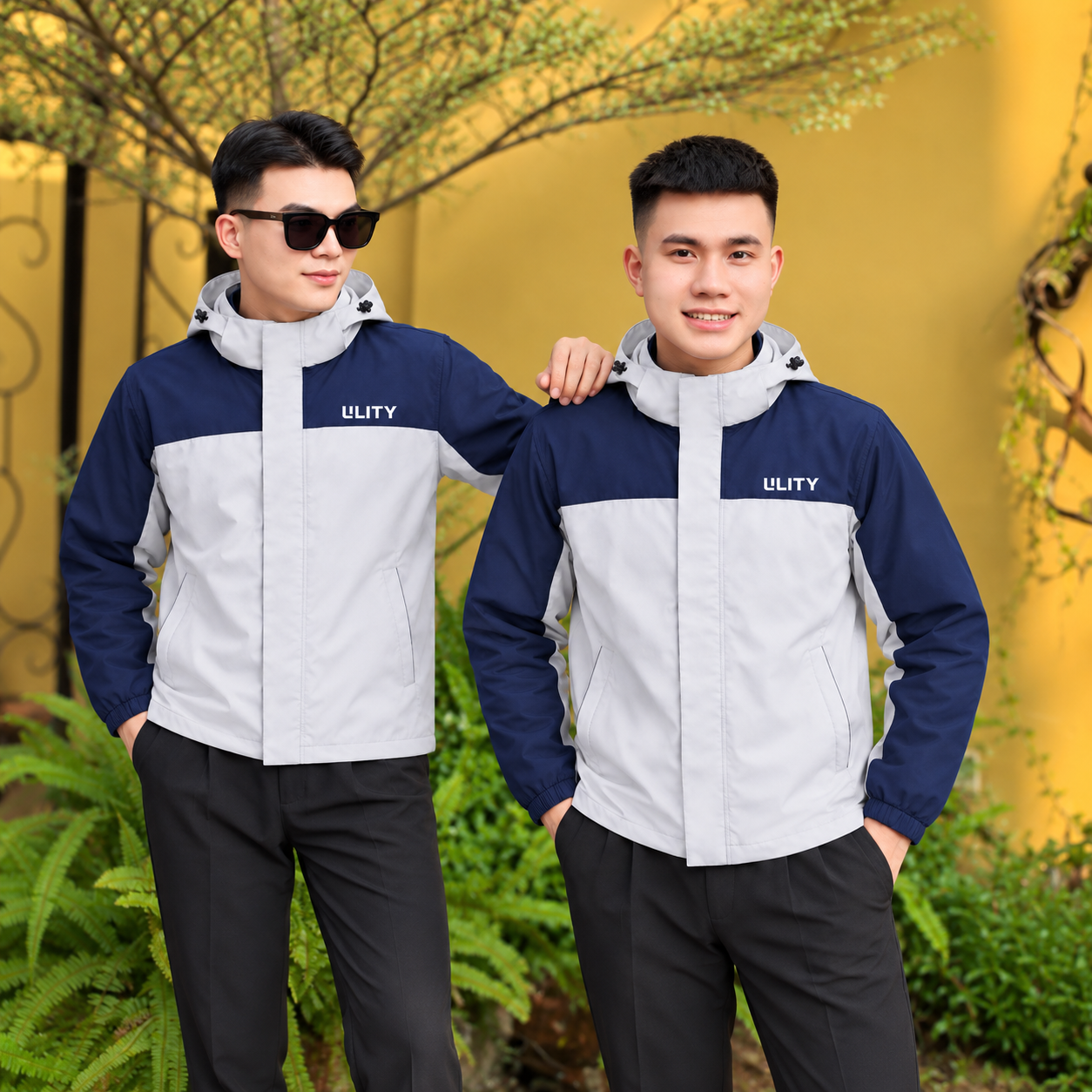 Hai người mẫu mặc áo khoác ngoài trời