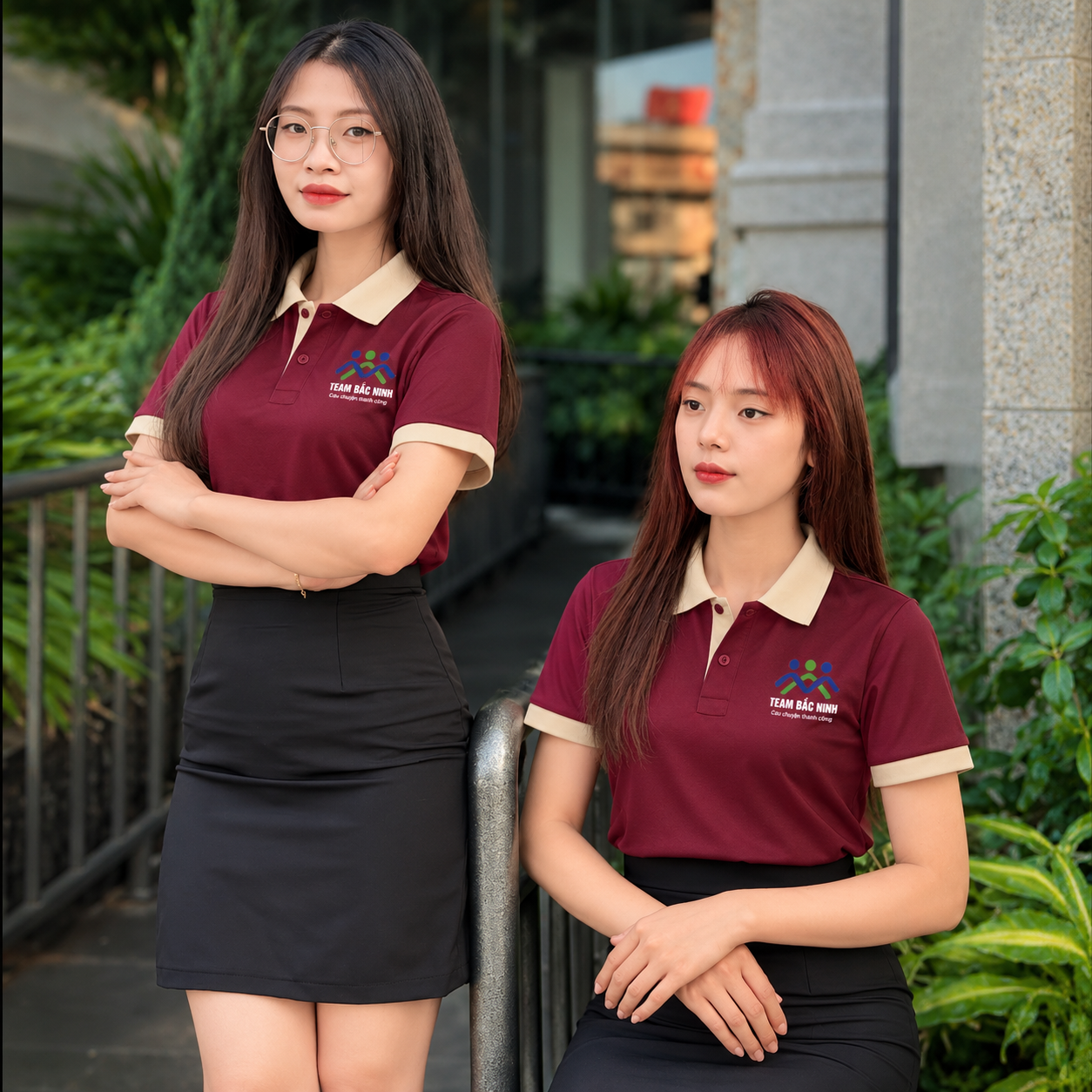 Hai người mẫu nữ mặc áo polo đỏ đô phối kem Team Bắc Ninh