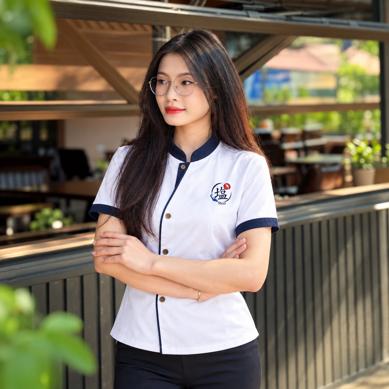 Áo đồng phục nhà hàng màu trắng, cổ trụ xanh navy, nẹp cúc lệch và logo ngực trái