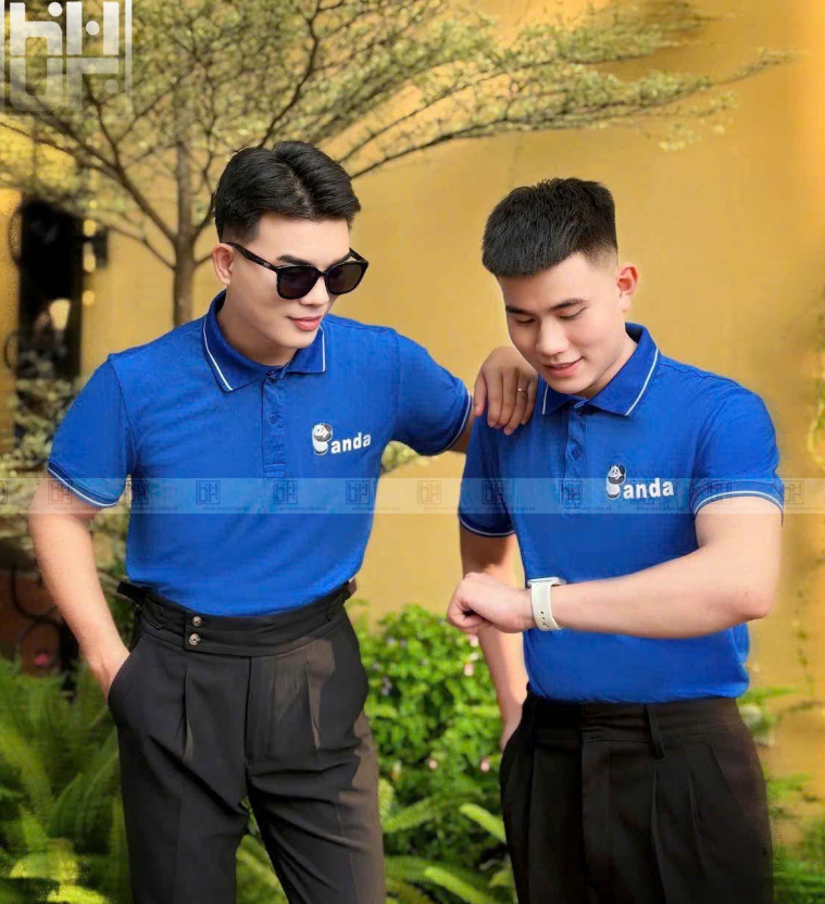 Hai nhân viên mặc áo polo đồng phục xanh dương phối viền trắng in logo Minh Phong Smart