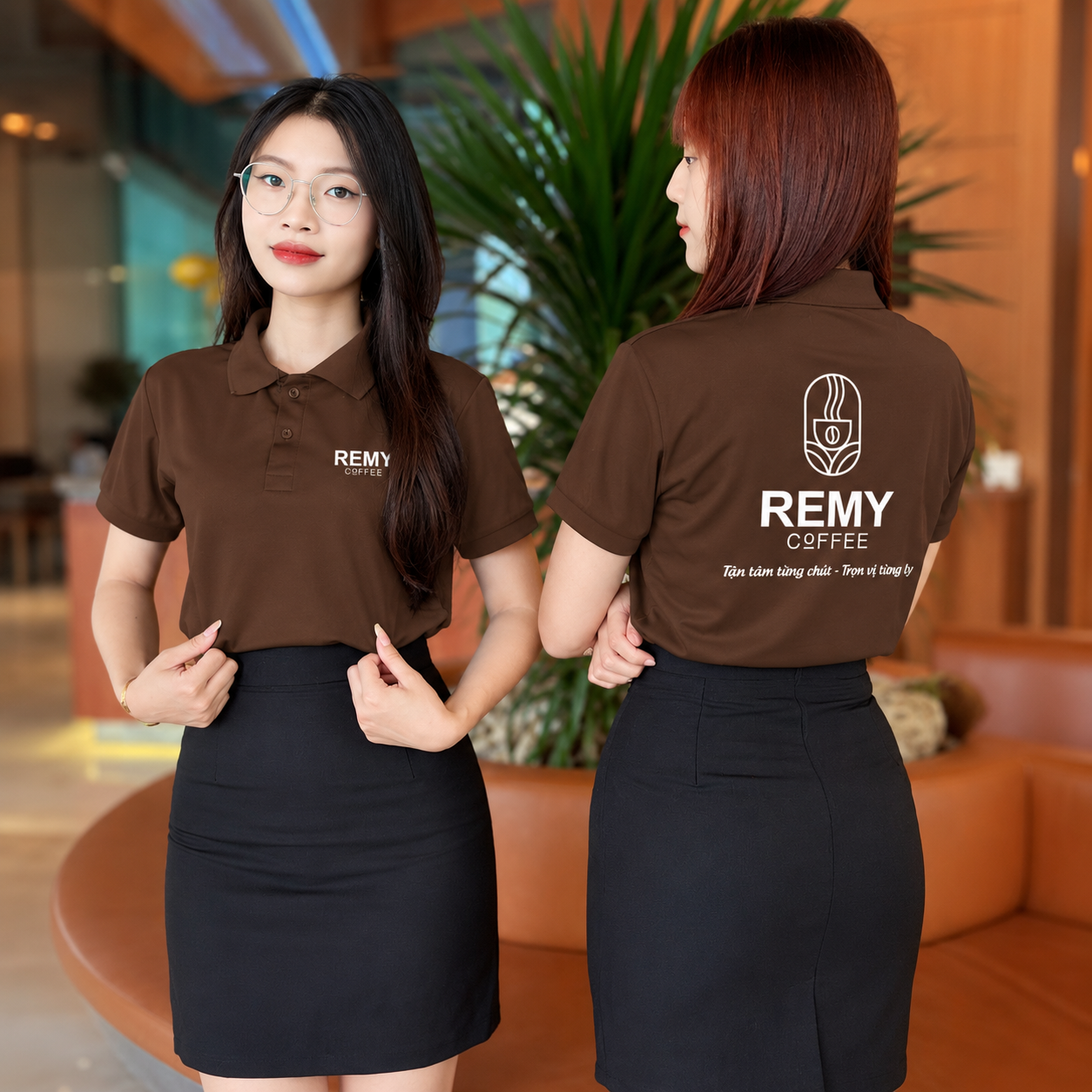 Hai người mẫu nữ mặc áo đồng phục quán cà phê REMY COFFEE màu nâu chụp mặt trước và mặt sau