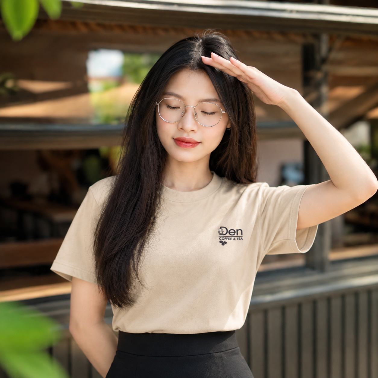 hiết kế áo thun đồng phục quán cafe màu be in logo ngực trái tinh tế