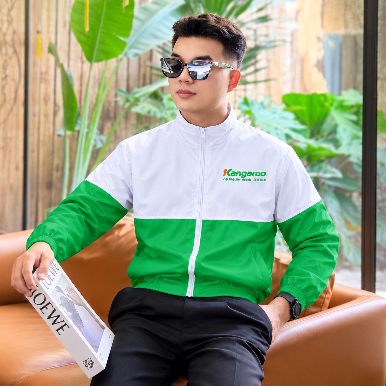 Nam người mẫu mặc áo khoác gió Kangaroo trắng xanh, phối quần tây đen