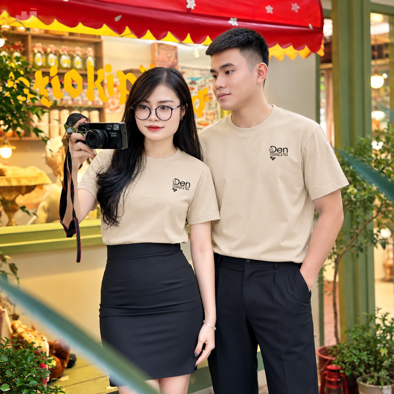 Áo thun đồng phục quán cafe màu be cổ tròn in logo Den Coffee & Tea