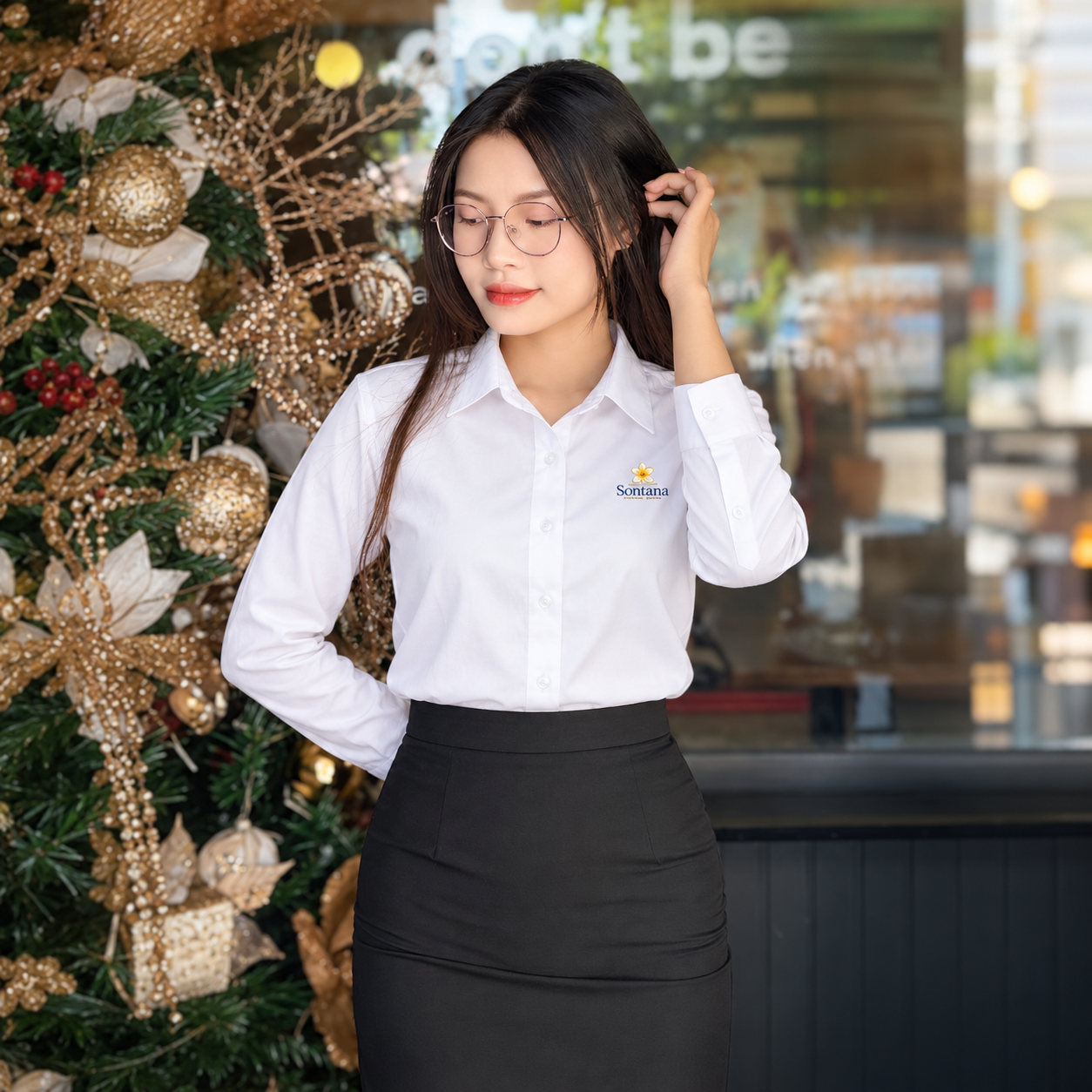 Áo sơ mi đồng phục nữ dài tay màu trắng thêu logo thương hiệu trên ngực