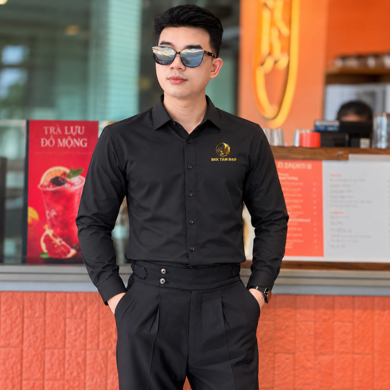 Áo sơ mi đồng phục nam màu đen thêu logo vàng nổi bật