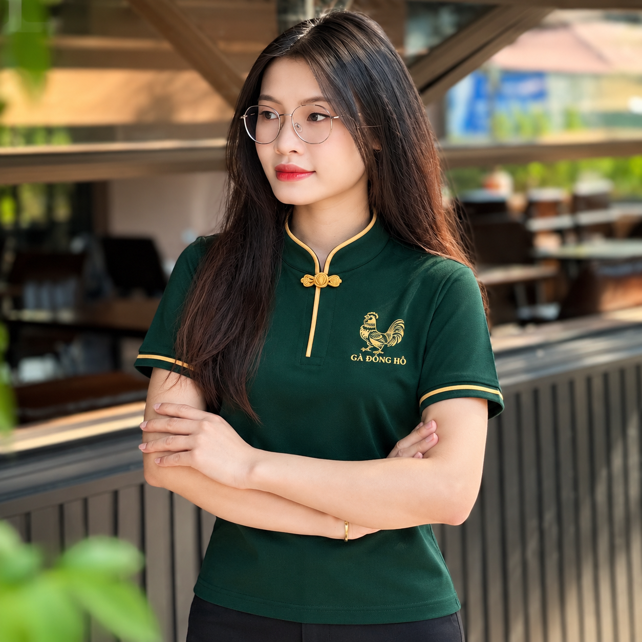 Người mẫu nữ mặc áo đồng phục nhà hàng xanh rêu cổ tàu