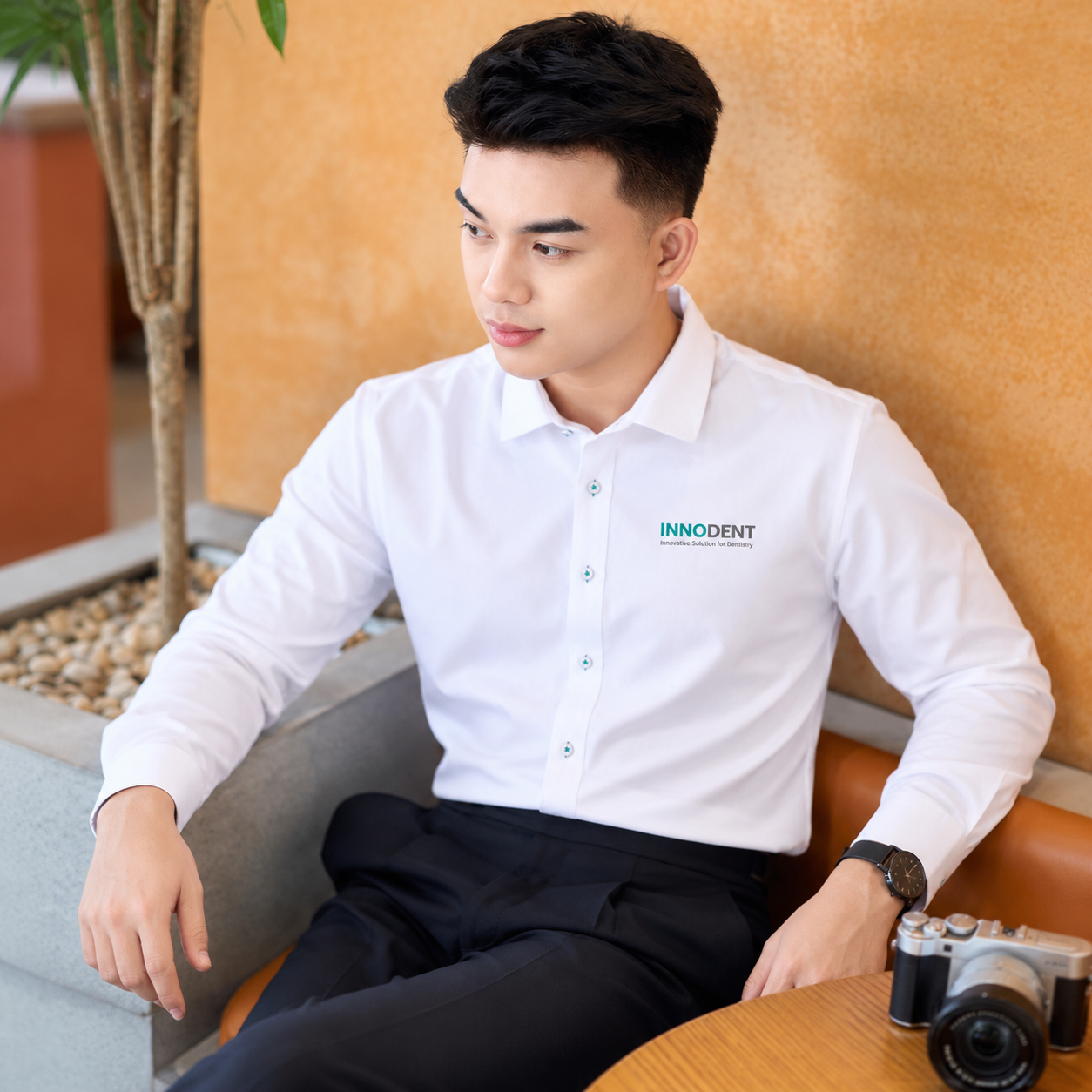 Người mẫu nam mặc áo sơ mi phối cùng quần tây đen