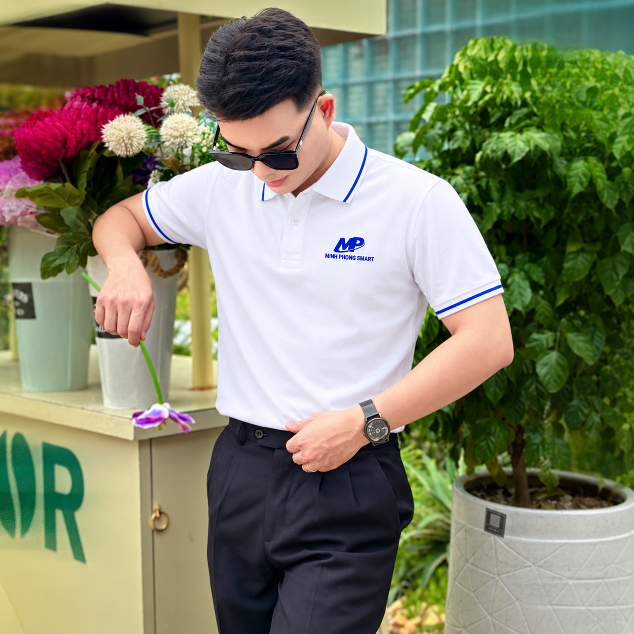 Nhân viên mặc áo polo đồng phục xanh dương phối viền trắng in logo Minh Phong Smart