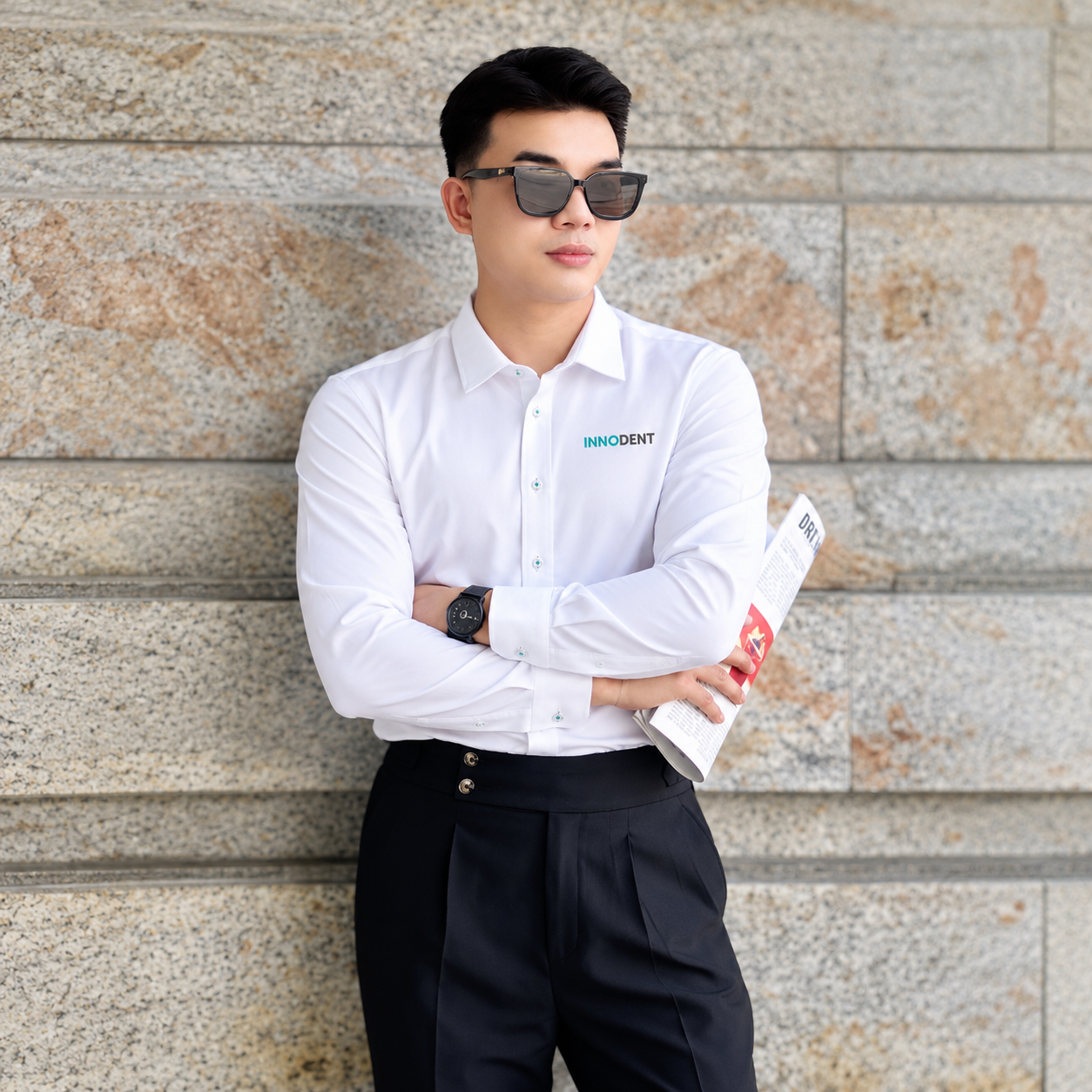 Cận cảnh logo INNODENT màu xanh ngọc và xám trên ngực áo