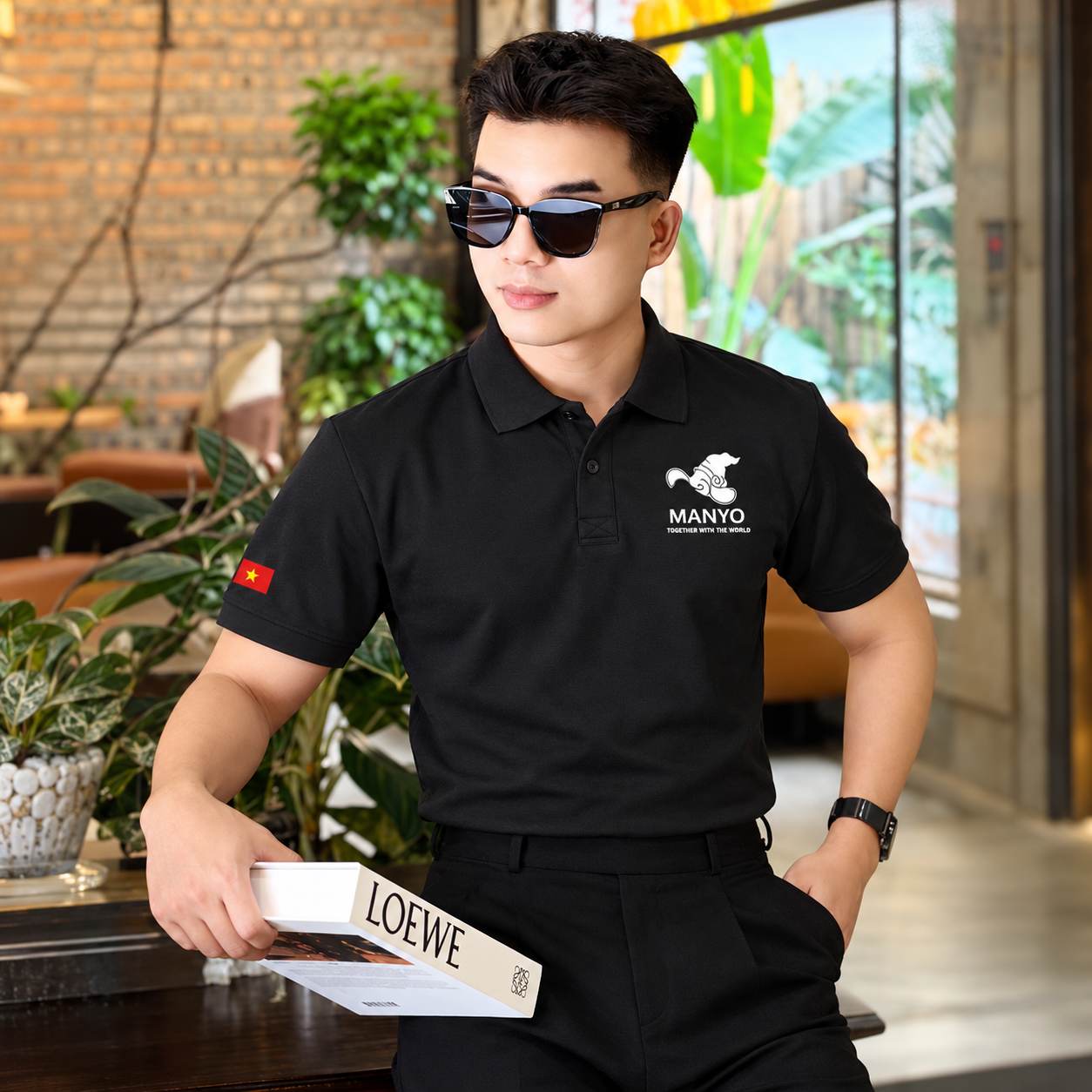 Chi tiết logo màu trắng trên ngực trái áo polo đồng phục nhà hàng
