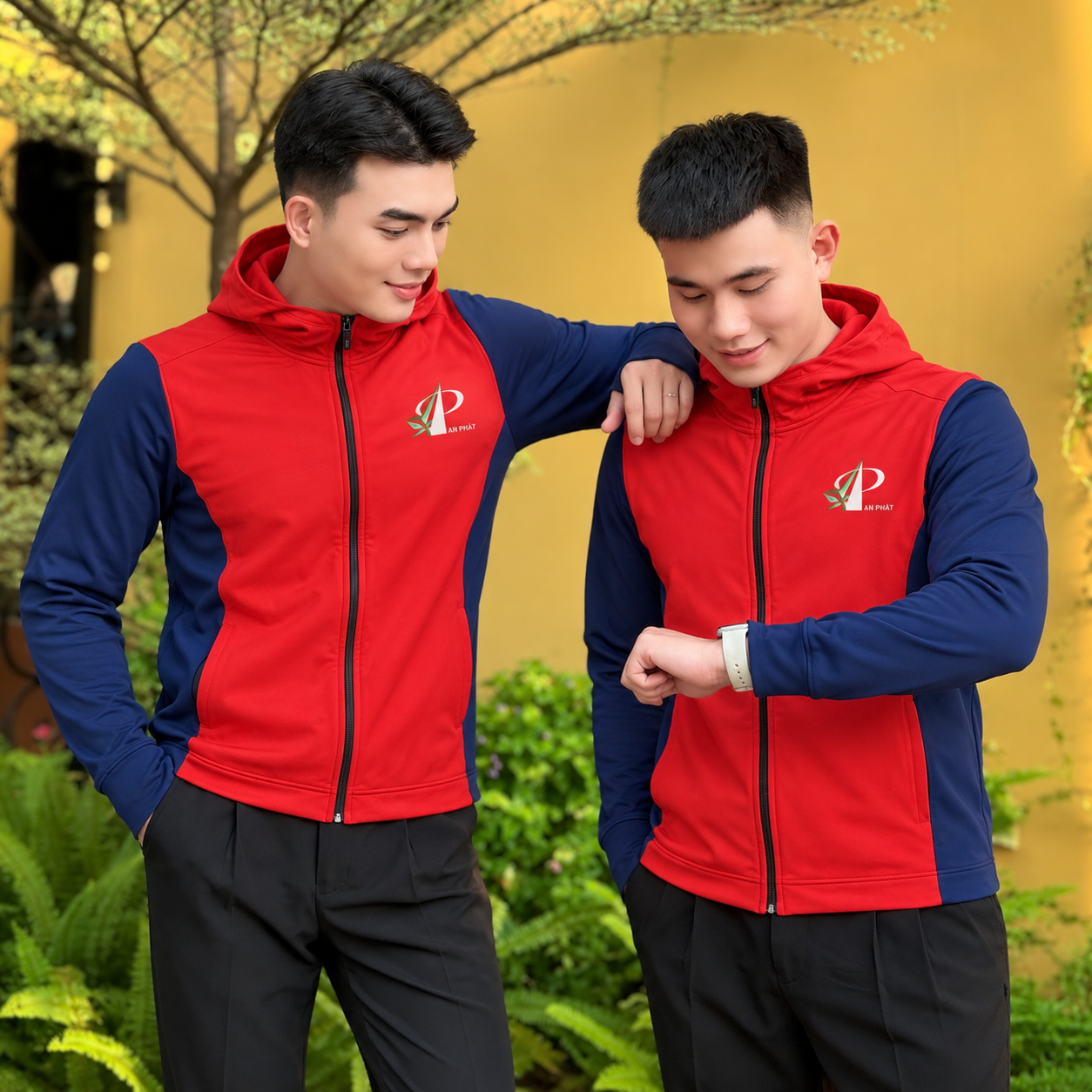 Mẫu áo khoác đồng phục kết hợp quàn tây đen lịch sự 